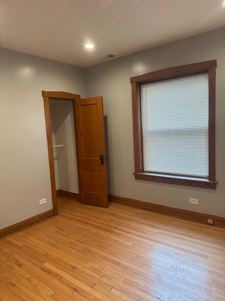 Building Photo - 5924 S Maplewood Ave