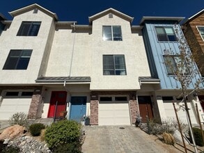 Building Photo - 3 Bedroom, 2.5 Bath Townhome