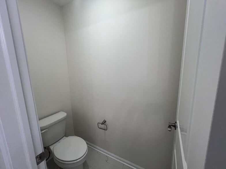 master bedroom toilet - 6527 Wheatly Rd