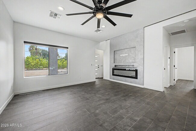 Building Photo - 2312 E Curnow Dr