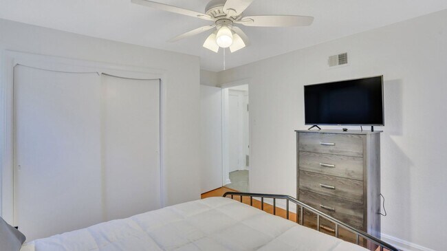 Building Photo - Beautifully renovated Move-in Ready 2bed 1...