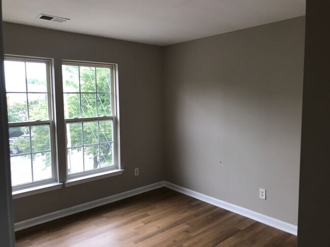 Building Photo - Great 3 Bedroom 2.5 Bath End Unit Townhome!