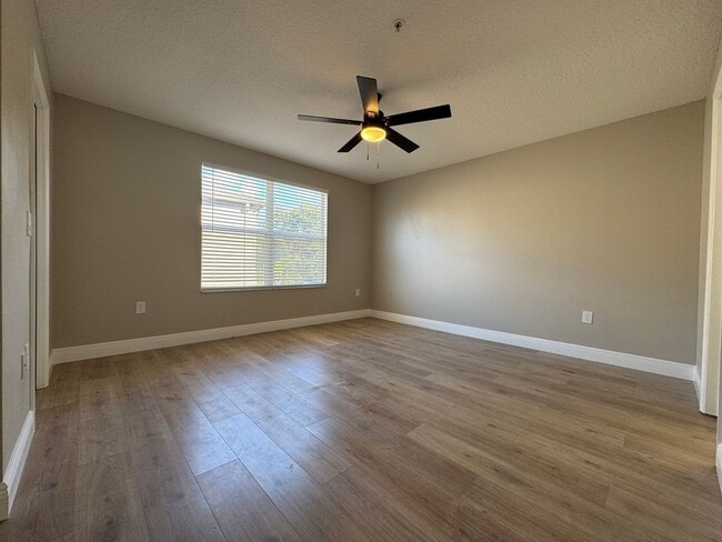 Building Photo - Fully Renovated Townhome | Modern Quartz K...