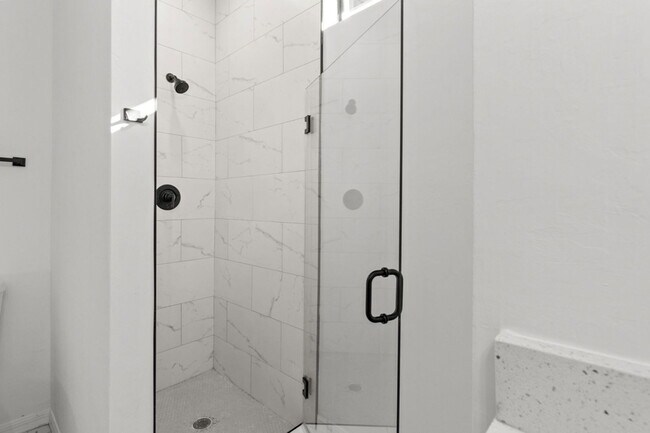 Building Photo - 529 Knapp St