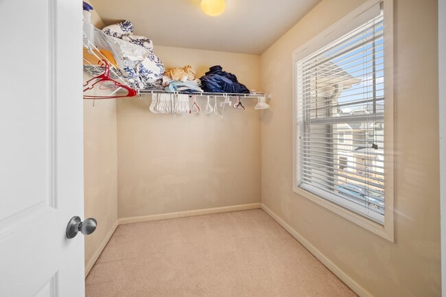 Building Photo - 1094 N Village Dr