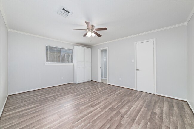 Building Photo - 25602 Oakhurst Dr