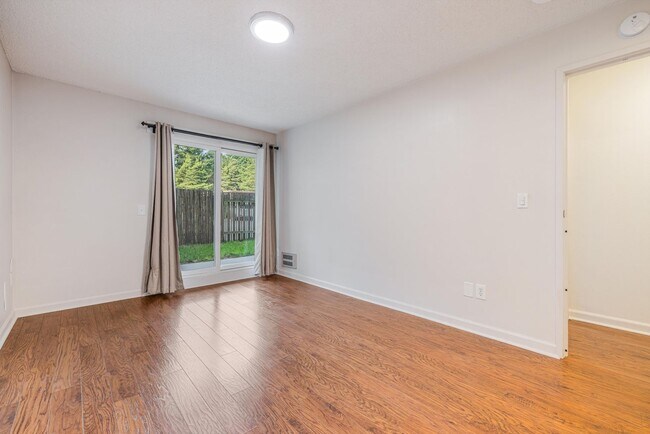 Building Photo - Sweet & Cozy 2 Bed 2 Bath condo available now! Lake Oswego - 1 Month Free