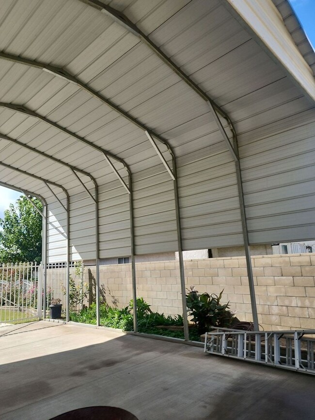 Building Photo - Don't miss the chance to view this stunnin...