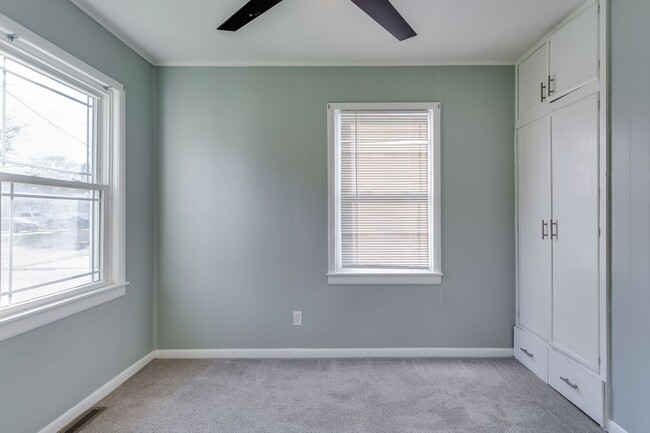 Building Photo - 4828 W 3rd St N