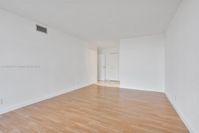 Building Photo - 600 Parkview Dr