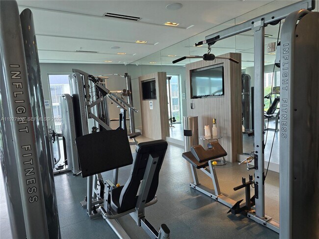 Building Photo - 1600 SW 1st Ave