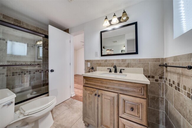 Building Photo - 1704 SW 5th Ct