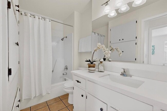 Building Photo - 10003 Rutland Village E