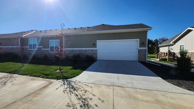 Building Photo - 4 bed 3 bath 2 car garage all maintenance ...