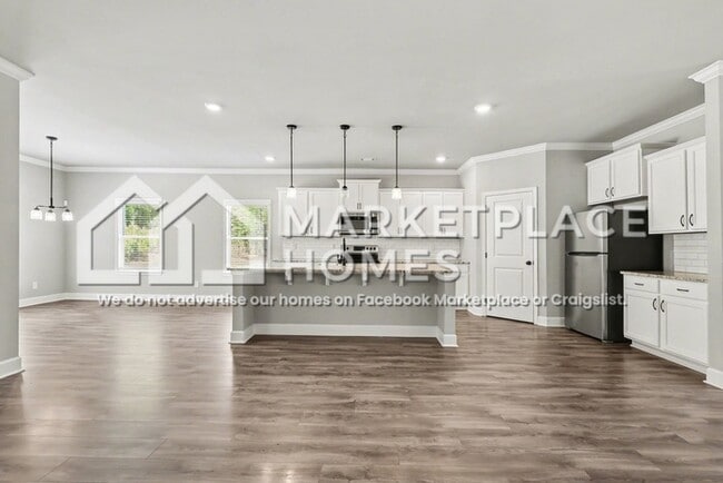 Building Photo - 90 Hawthorn Ln