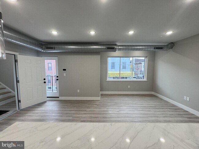 Building Photo - 646 W Huntingdon St