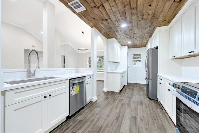 Building Photo - 14090 Waterview Dr