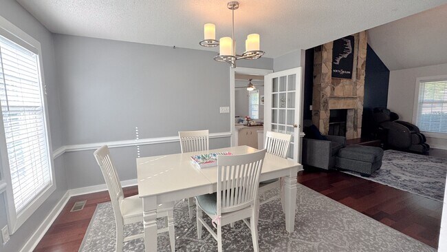 Building Photo - 2106 Perry Dr
