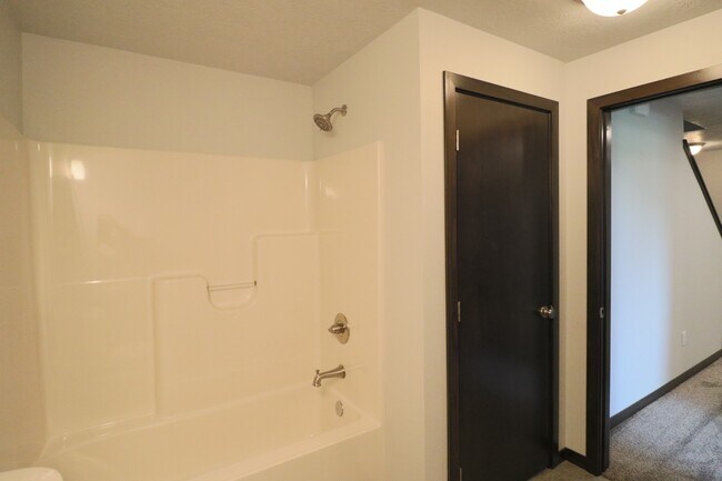 Building Photo - Amazing 4 Bedroom 3.5 Bathroom Townhome in Sioux Falls