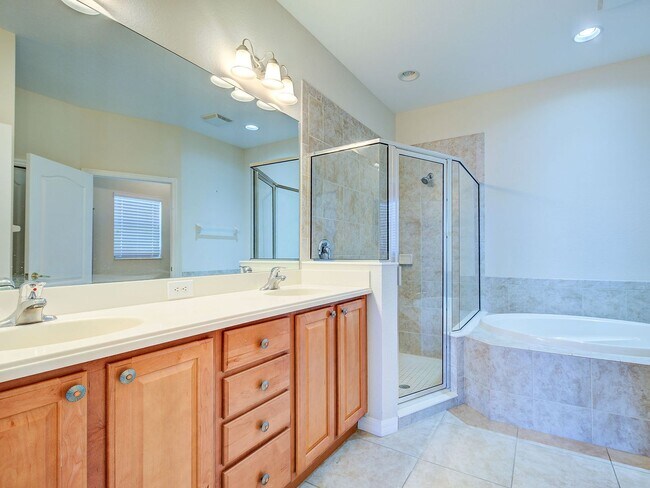 Building Photo - 3BD/2BA/3 Car Garage in Stoneybrook