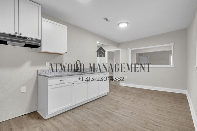 Building Photo - This beautifully updated 4-bedroom, 1-bath single-family home is ready for move-in!