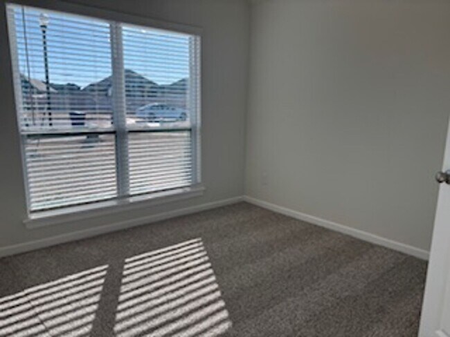 Building Photo - First month Free! NEW NEW NEW!