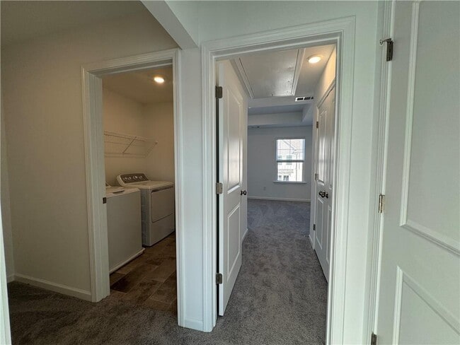 Building Photo - 516 Meadows Ln