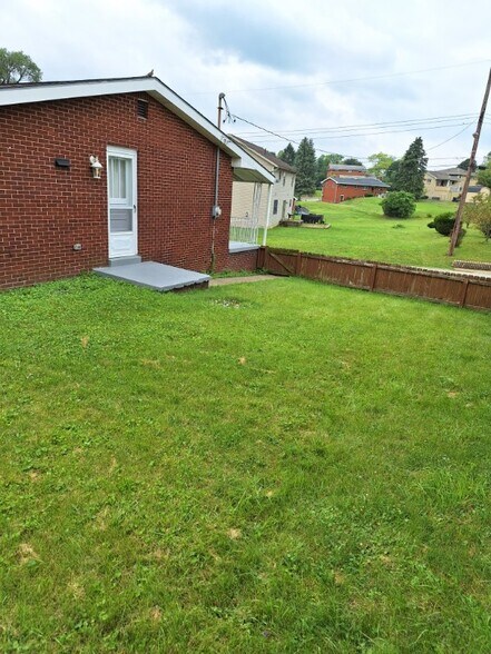 Building Photo - 470 Edgewood Rd