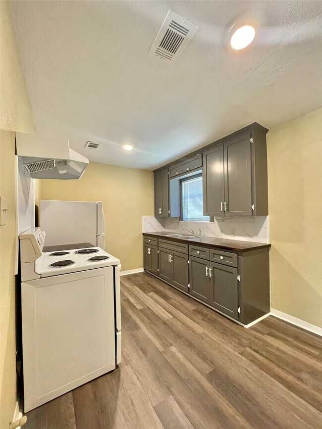 Building Photo - 611 N Avenue D