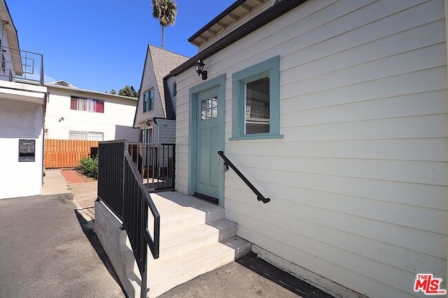 Building Photo - 2739 S Budlong Ave