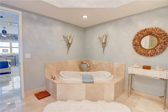 Building Photo - 2640 Lake Shore Dr