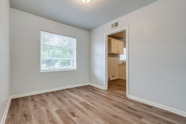 Building Photo - Newly Renovated 3 Bedroom Home