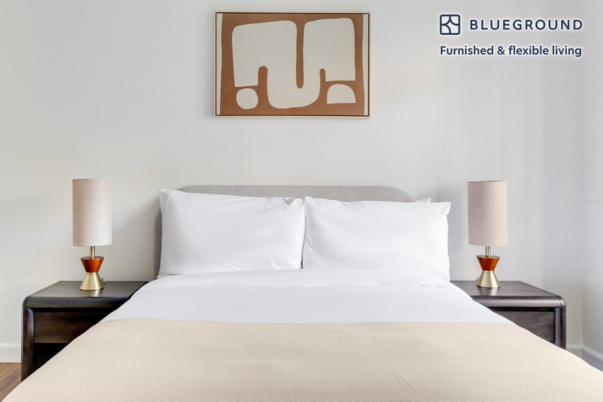 Building Photo - 900 Pepper Tree Ln