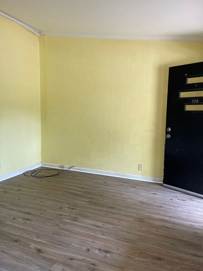 Building Photo - Two Bedroom One Bath in Normaltown