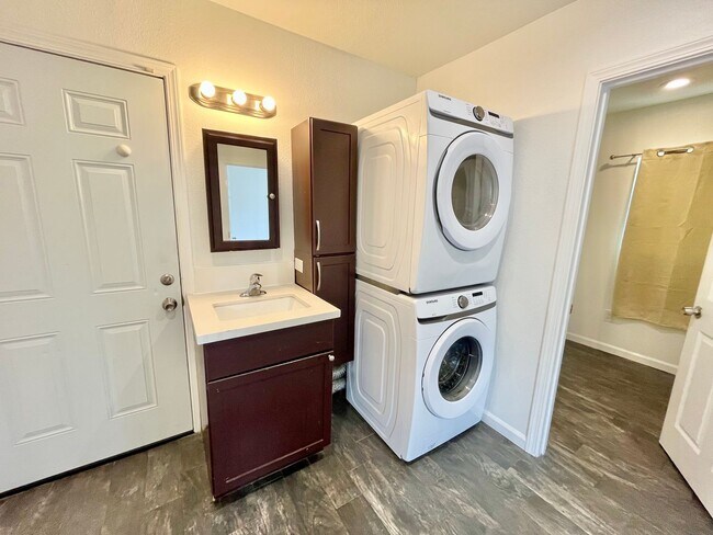 Building Photo - 1bd + Bonus Room Casita with Washer/Dryer ...