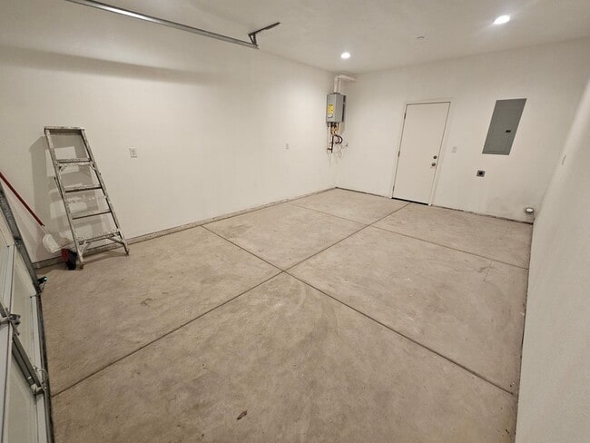 Building Photo - 3 Bedroom 2 Bathroom Duplex for Rent in Corning!