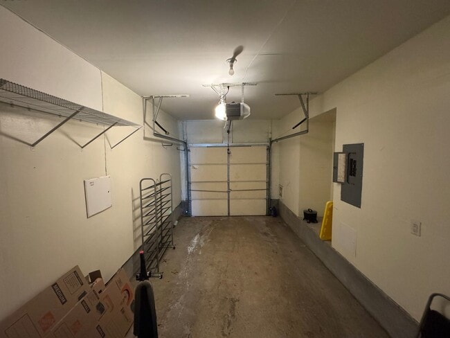 Building Photo - Fantastic 2 Bed 2.5 Bath Interior Townhome...