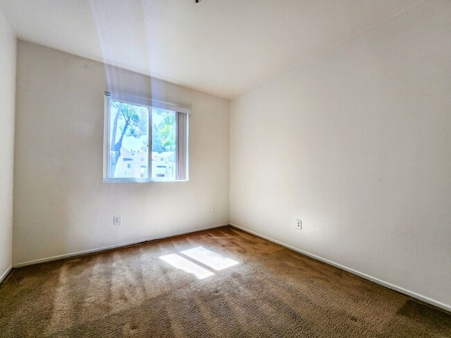 Building Photo - 1 Bedroom Condo For Rent