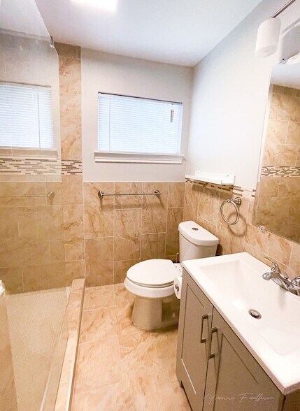 Building Photo - 722 E Strong Pkwy