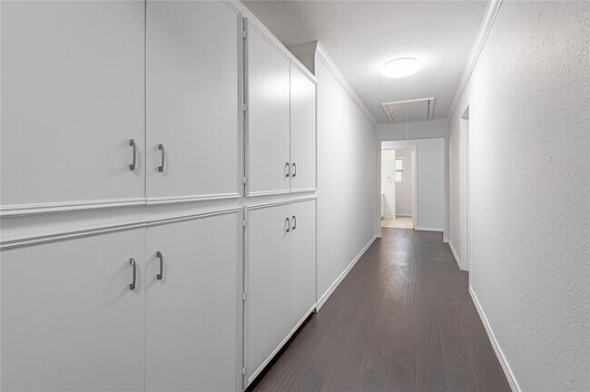 Building Photo - 2800 Lake Rd