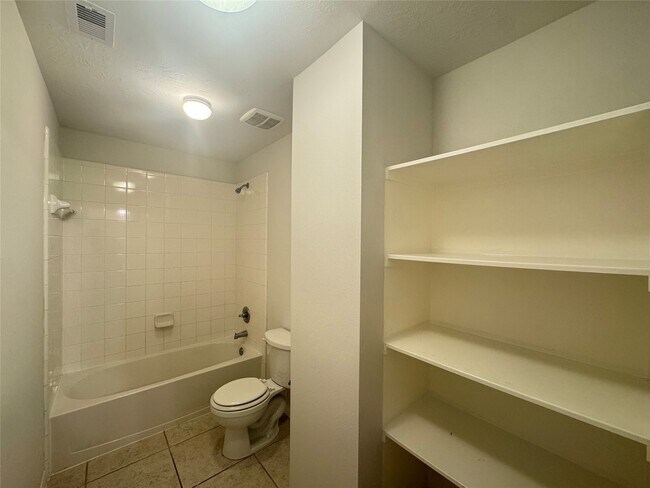 Building Photo - 8107 Gran Villa Dr