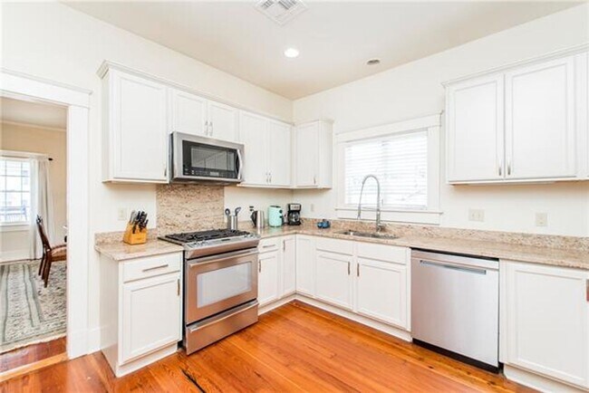 Building Photo - 5 BR- Available June 2027 lease - Renovated House steps from Campus!