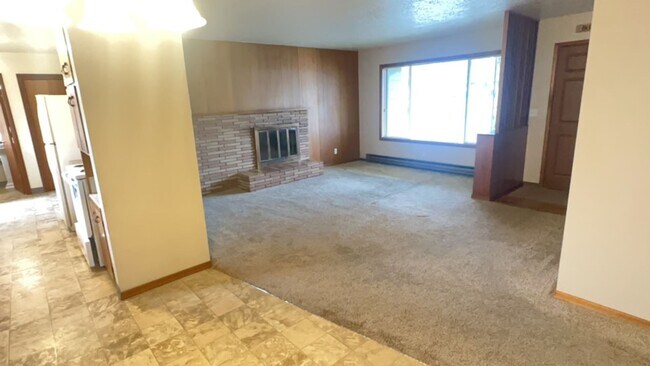 Building Photo - Charming 3BR/2.5BA Home with Fenced Yard in NE Madras - PENDING APPLICATION