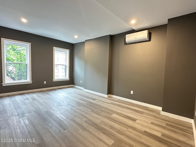 Building Photo - 154 Lark St