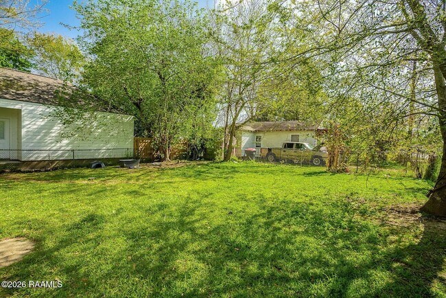 Building Photo - 800 N St Antoine St