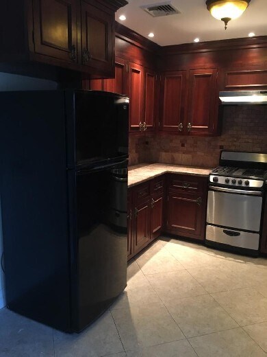 Building Photo - House for rent in GlenCove
