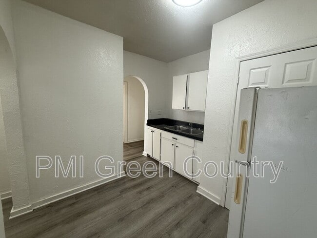 Building Photo - 2430 E Pine St