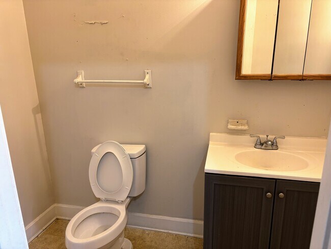 Building Photo - 2307 N Kenwood Ave