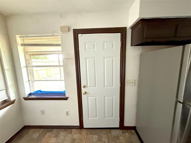 Building Photo - 7130 Kings Dr