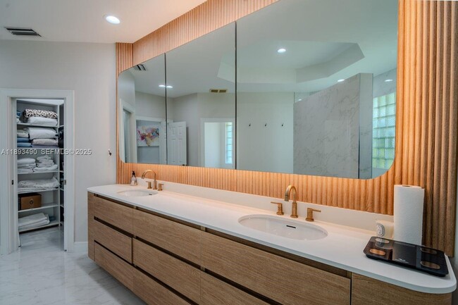 Building Photo - 2493 Poinciana Dr